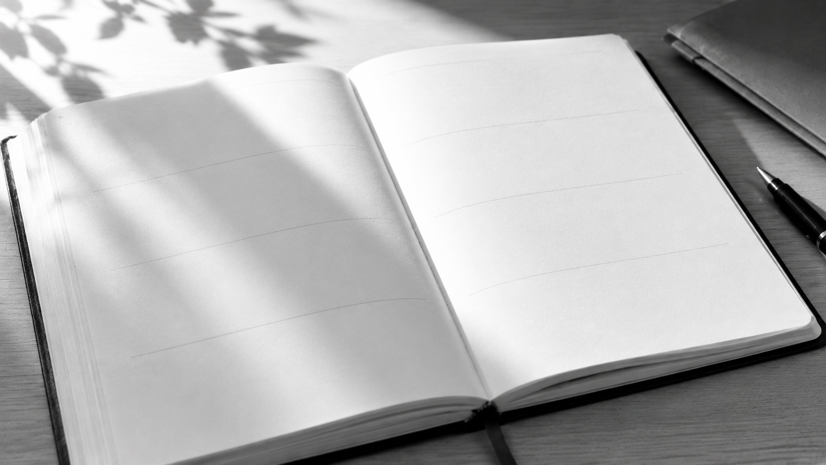 Leerer aufgeschlagener Kalender im sommerlichen Licht als Symbol für die Sommerpause der Harburger Bezirkspolitik.